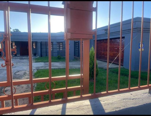 4 BEDROOM HOUSE FOR SALE IN CROWN GARDENS